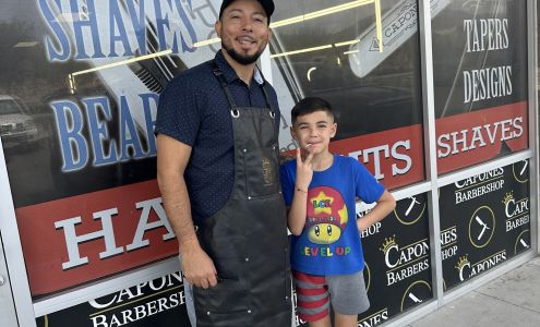 Capones Barbershop 8