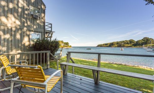 Dockside Guest Quarters