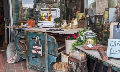 Olde Clutter'd Corner Antiques