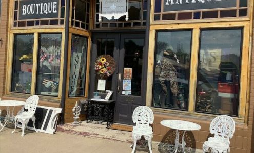 Le Fleur De Lis Boutiques & Antiques