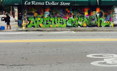 La Reina Dollar Store