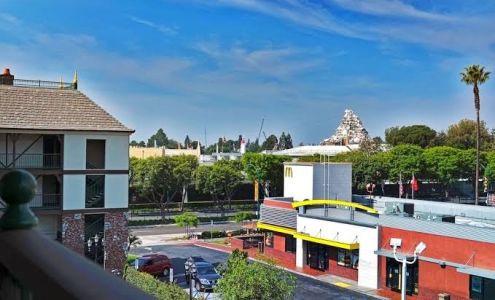 Camelot Inn & Suites