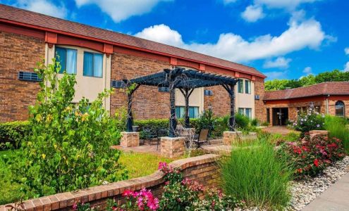 Suburban Studios Kansas City Airport North