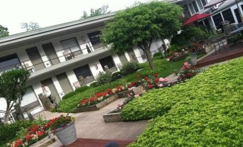 Ship & Shore Motel Boatel