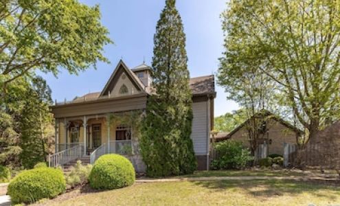 Laurie McGuire, Quest Realty