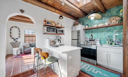 Real Estate Agent Renata Law