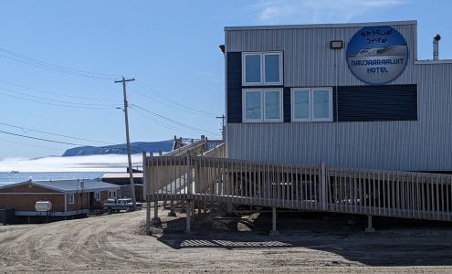 Naujaaraaluit ? Clyde River Hotel Clyde River