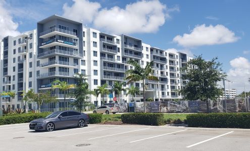 Avery Dania Pointe