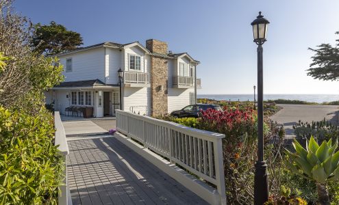 Pelican Inn & Suites