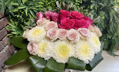 Simona's Flowers & Home Accents