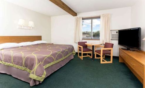 Super 8 by Wyndham Cos/Hwy. 24 E/PAFB Area