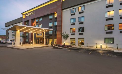 La Quinta Inn & Suites by Wyndham Hartford - Bradley Airport