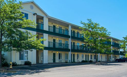 HomeTowne Studios Chicago - Waukegan