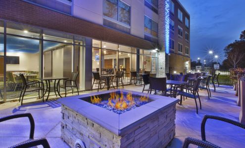 Holiday Inn Express & Suites Grand Rapids - Airport North, an IHG Hotel