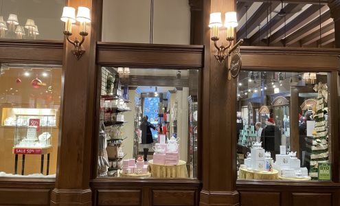 Fairmont Store At The Fairmont Empress