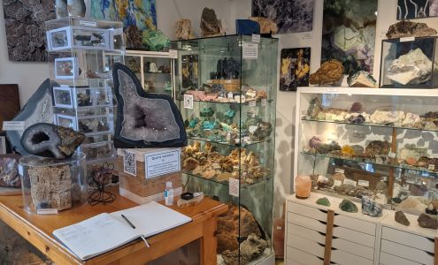 Crystal Cave Mineral Exhibit & Crystal Shop South River