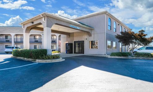 Econo Lodge Inn & Suites
