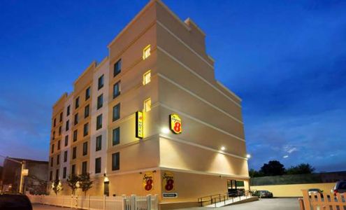 Super 8 by Wyndham Bronx