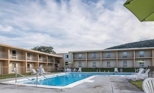 Econo Lodge Inn & Suites