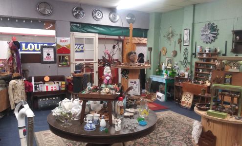 Snoopers Antiques & Uniques