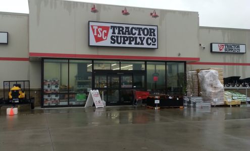 Tractor Supply Llano