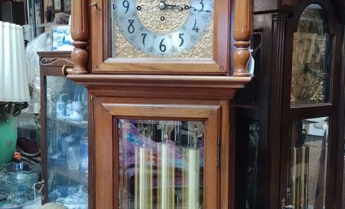 Lucky's World Antiques Market & Auction