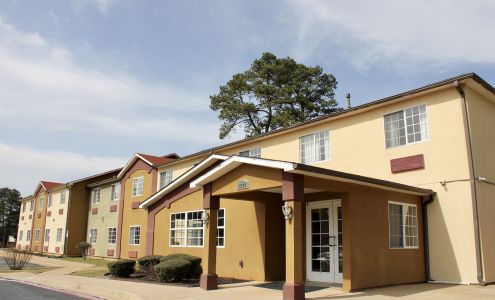 HomeTown Inn & Suites