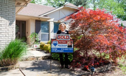 RE/MAX & ASSOCIATES Betty Blackwell