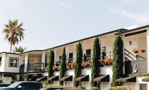 Seaside Laguna Inn & Suites