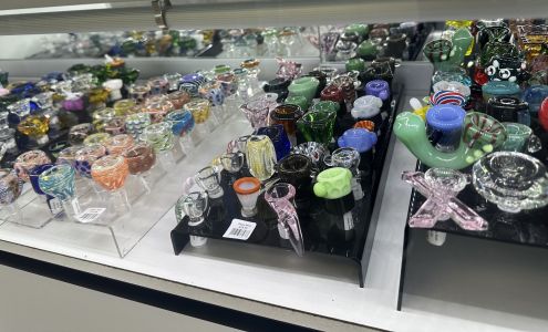 SMOKEYS TOWN Smoke Shop ( VAPE, KRATOM, CBD, CIGAR, BONGS)