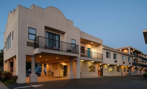 Edgewater Inn & Suites