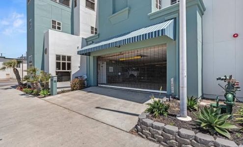 Beach House Inn & Suites