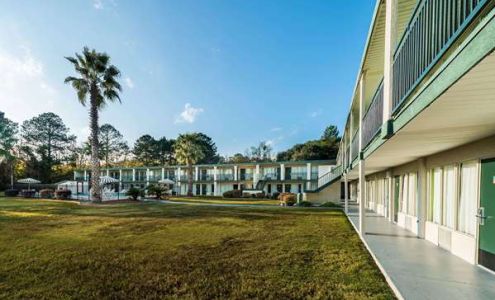 Days Inn by Wyndham Richmond Hill/Savannah