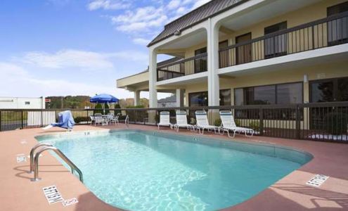 Super 8 by Wyndham Calhoun