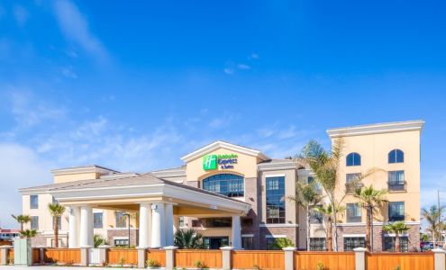 Holiday Inn Express & Suites Eureka by IHG