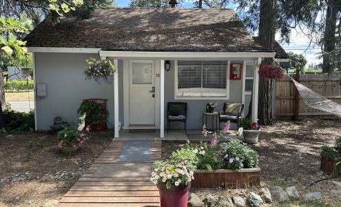 The Pines Inn and Cottages