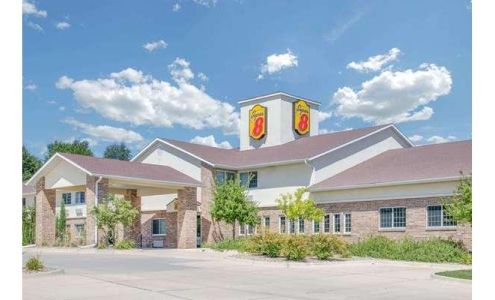 Super 8 by Wyndham Cedar Falls IA - University