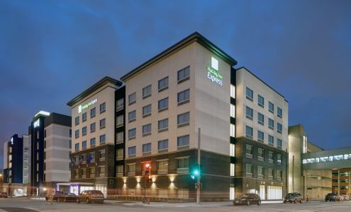 Holiday Inn Express Milwaukee Downtown, an IHG Hotel
