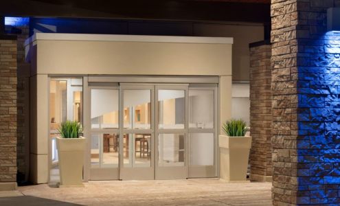 Holiday Inn Express & Suites Milwaukee NW – Park Place, an IHG Hotel