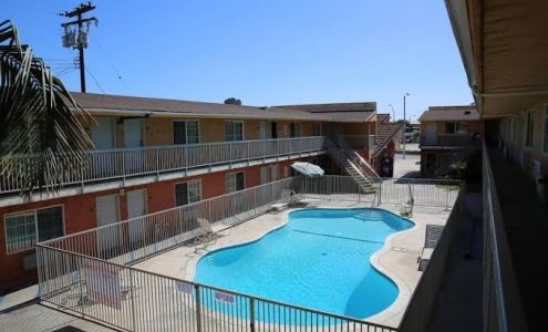 Chateau Inn & Suites