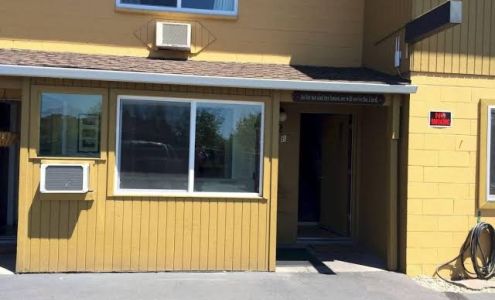 Townhouse Inn & Suites