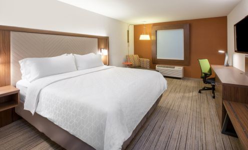 Holiday Inn Express & Suites Watertown by IHG