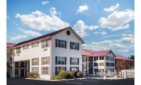 Super 8 by Wyndham Sevierville Riverside