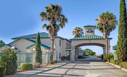 Days Inn & Suites by Wyndham Houston North/Spring