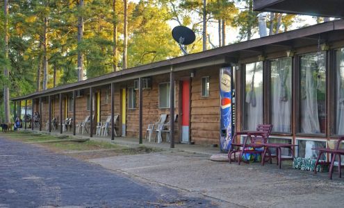 A Motel Among the Pines Avinger