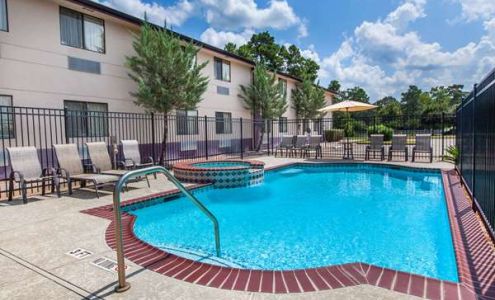 Super 8 by Wyndham Cleveland TX