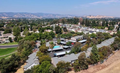 Lynwood Knolls Apartments