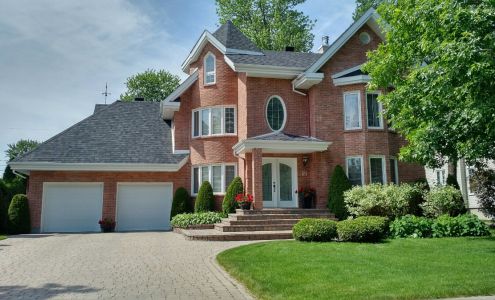 Nadia Ciancotti Certified Real Estate Broker-Courtier Immobilier Agréé RE/MAX Action