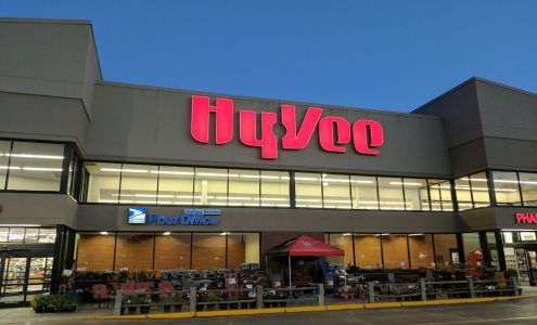 Hy-Vee Grocery Store