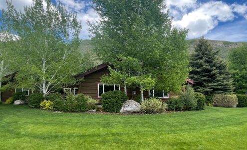 River Retreat Lodge Irwin